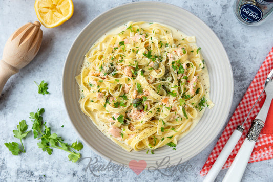 Pasta met gerookte zalm en roomsaus