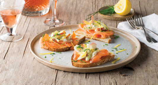 Gerookte zalm op een knapperige toast